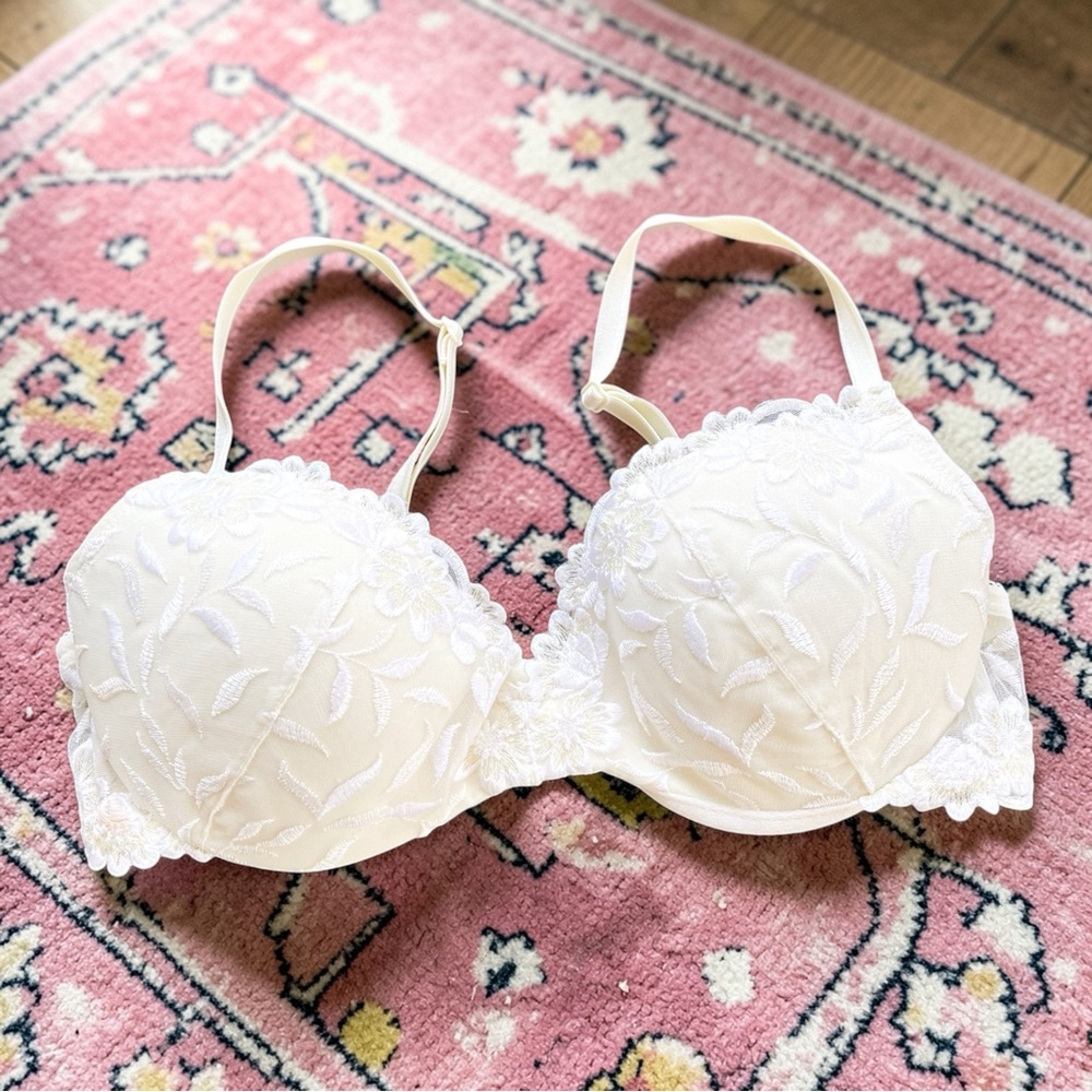 Vintage Embroidered Ivory Lace Underwire Bra